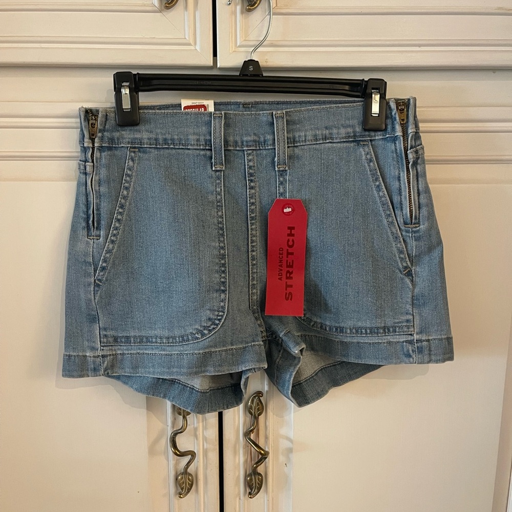 Size 28 Levi’s Women's Blue Denim Shorts RUNS SMALL (fits like 26/27)